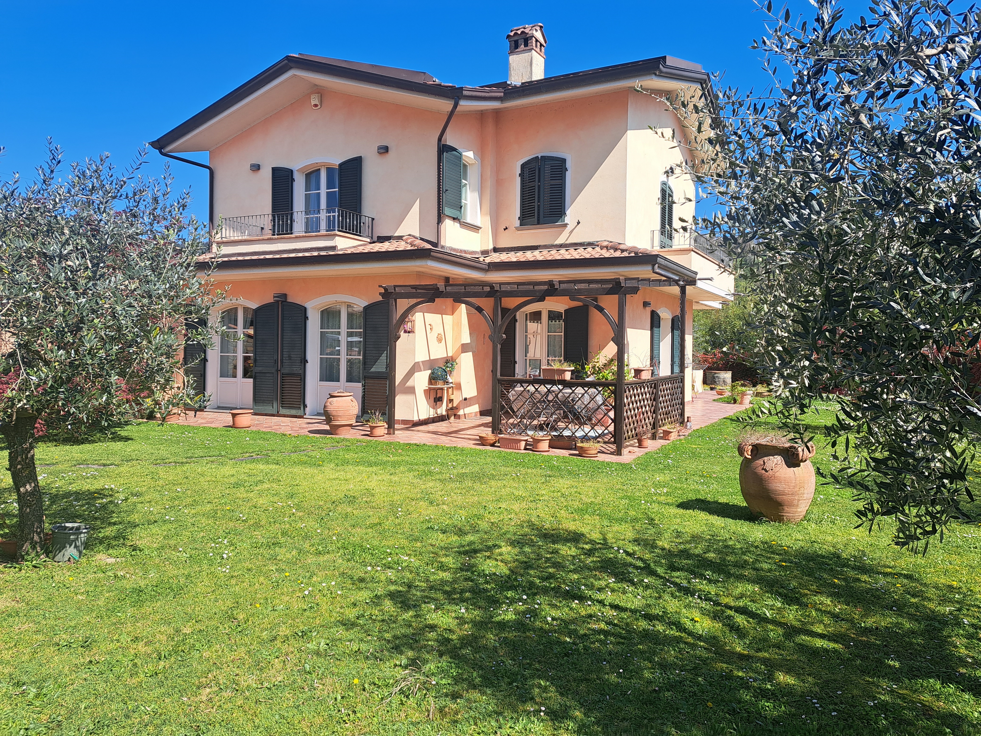 villa in centro con giardino